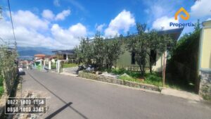 dijual villa dengan kebun apel