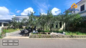 dijual villa dengan kebun apel