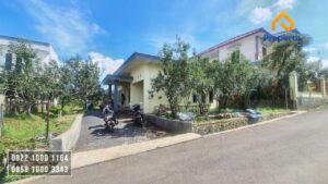 dijual villa dengan kebun apel