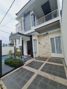 Azzalia villaDisewakan villa di puncak kota Batu, Siap huni berlokasi didaerah  oro oro ombo yang merupakan pusat.

. Bisnis villa
. Home stay
. Wisata 
. Pemerintahan kota batu

FULL  PERABOTAN
Siap pakai

Informasi
. Luas tanah 116 m²
. Luas bangunan 150 m²-
. Rumah 2 lantai 
. Legalitas SHM
. Hook ( pojok ) 
. 4 Kamar Tidur 
. 2 Kamar Mandi (penghangat)
. Mini pool
. Air PDAM 
. Listrik 2500 watt

Fasilitas
. Karaoke
. WiFi
. PlayStation 
. Water heater
. Balkon

Keunggulan
. Daerah puncak
. Privasi
. Adem poll
. Lingkungan bersih dan nyaman

Jangkauan

. 1km  dari BNS -.
. 1 km dari Jatim park 2
. 5 menit dari alun-alun
. 5 menit dari musium angkot

Informasi
. Weekday
Rp.1,3

. Weekend
Rp.1,6

Maximal 15 orang